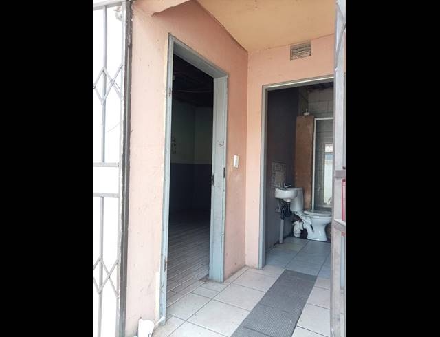 7 BEDROOM APARTMENT FOR SALE IN PROTEA GLEN